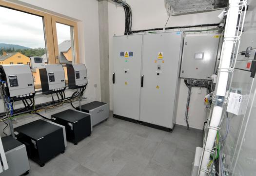 Důvodů bylo několik například automatický režim venkovních žaluzií bránil využití plánovaných tepelných zisků, tato závada však byla v průběhu prosince 2016