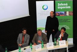 MANUÁL ENERGETICKY ÚSPORNÉ ARCHITEKTURY novostavby / panelové domy / změny staveb / historické objekty Architektonické soutěže sborník a manuál Publikace sestavená Markétou Pražanovou přinesla