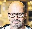 česnek. Touto směsí kuře zobou stran potřeme amůžeme ho položit kůží dolů narozpálený gril. Přikryjeme ahlídáme, ať neprošvihneme správný čas na jeho otočení.