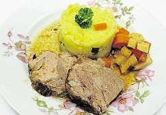parmazán, 1cibule, chilli, sůl, pepř. Postup: Na oleji osmažíme pokrájenou cibuli ačesnek, poté přidáme nakrájené kousky cukety, orestujeme, přilijeme vývar a povaříme doměkka.