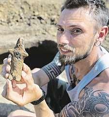 42 18. května 2018 Česká republika Soška mužezdobybronzové Unikát. Figurka zjámy poblíž Kvítkovic může znamenat průlom včeské archeologii.