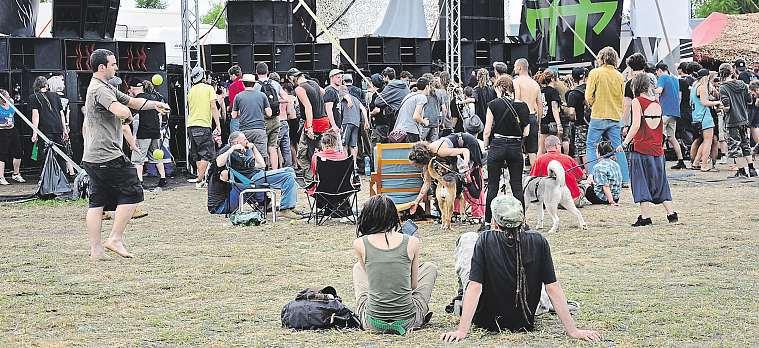 Liberecký kraj 18. května 2018 45 Myslel, že na jeho louce oslaví čarodějnice. Bylo znich techno Bylo jich tam jako much alidé vokolí znich neměli žádnou radost.