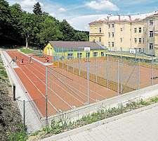 sportovci mohou využít zázemí sousední sportovní haly kosprchování či odložení věcí do šaten. Nové hřiště slouží hlavně dětem znedaleké základní školy.