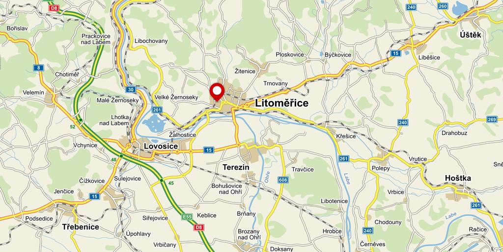 Předmětná nemovitá věc se nachází na západním okraji obce Litoměřice, přibližně uprostřed města. Okolní zástavba je tvořena klasickou sídlištní výstavbou bytovými, převážně panelovými, domy.
