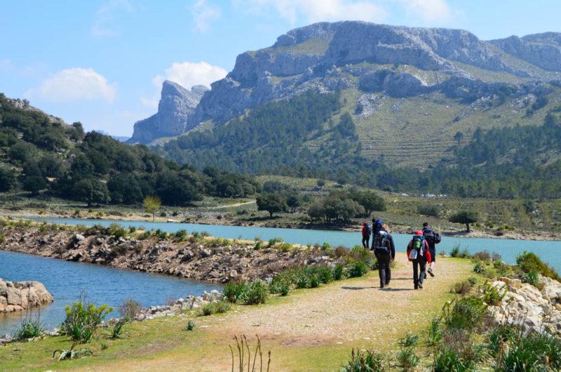 Jezero Cúber Jako místo k přespání jsme si vybrali kamenný dávno opuštěný dům bez střechy, s krásným paloukem kolem něj a ještě nádhernějším výhledem do okolí!
