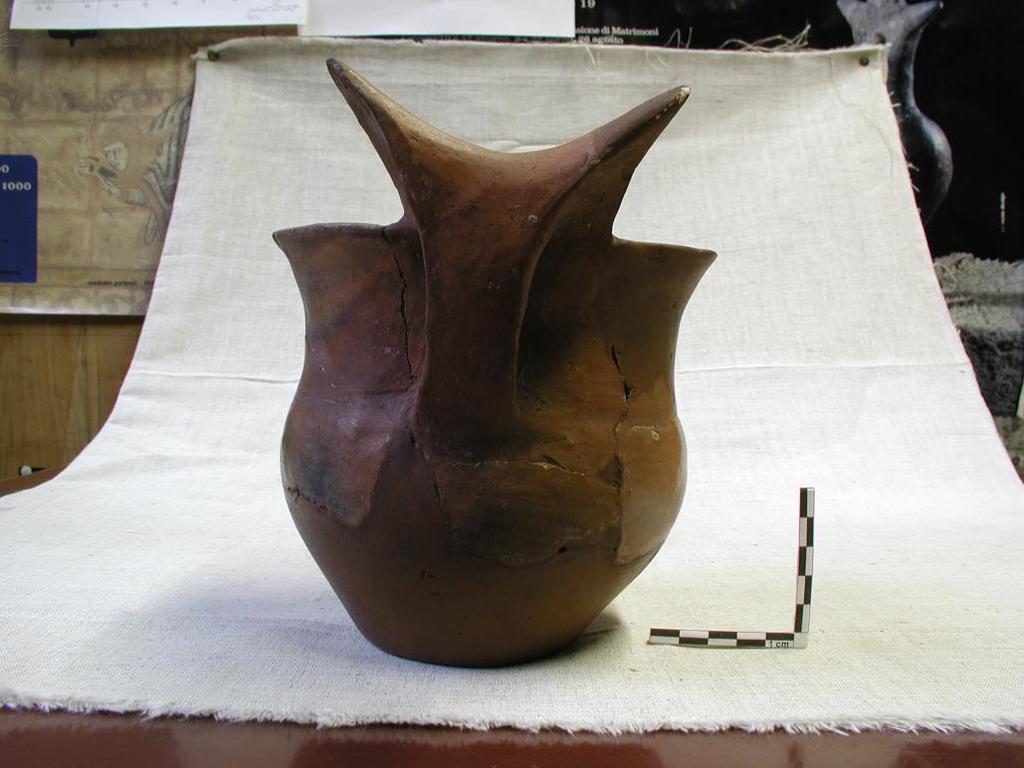 Obr. 37: Praha Bohnice - Zámka 47460 nezdobený džbán pálený v oxidačním prostředí (Foto P.