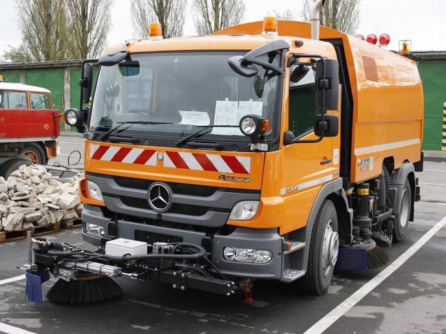 4.42 Čistící vůz Mercedes Atego s nástavbou Faun Bude využíván během výstavby pro čištění přilehlých komunikací znečištěných
