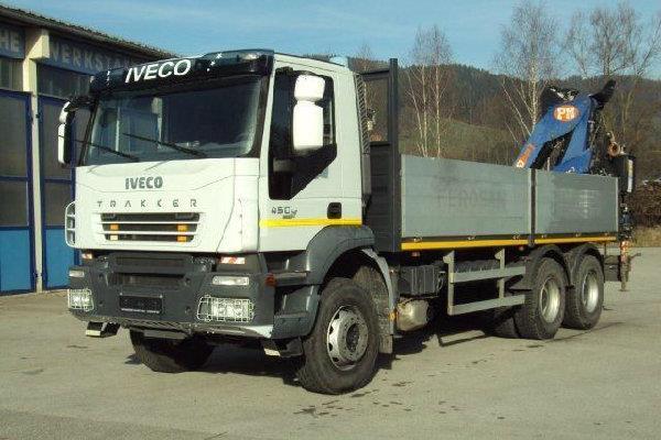 4.14 VALNÍK IVECO Trakker AD 260 T45 6x4 s hydraulickým jeřábem PALFINGER 13001 Valník bude využit pro dopravu veškerého stavebního materiálu, systémového bednění a výztuže.