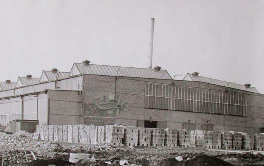 [Obr. 55, 56] Keramický reliéf Směr, Obchodní dům, Štětí, 1985. [Obr. 51] Keramický reliéf, přípravná fáze, keramika, Cihelna, Libochovice, 1974. [Obr. 53] Návrh na keramický reliéf, Cihelna, Libochovice, 1974.
