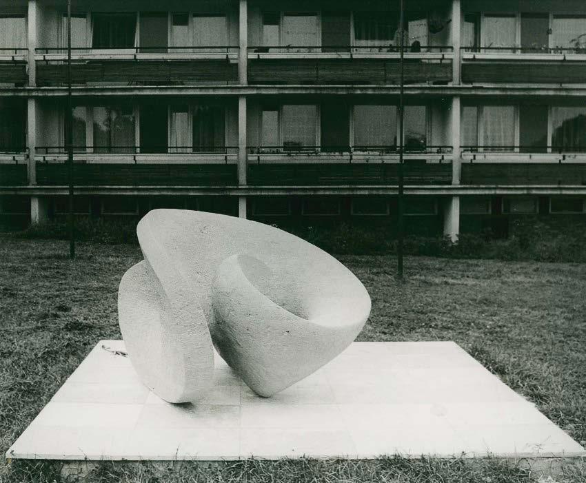 Největší Šmídovu kamennou volnou plastiku najdeme na sídliště Bílá cesta v Teplicích (1975).