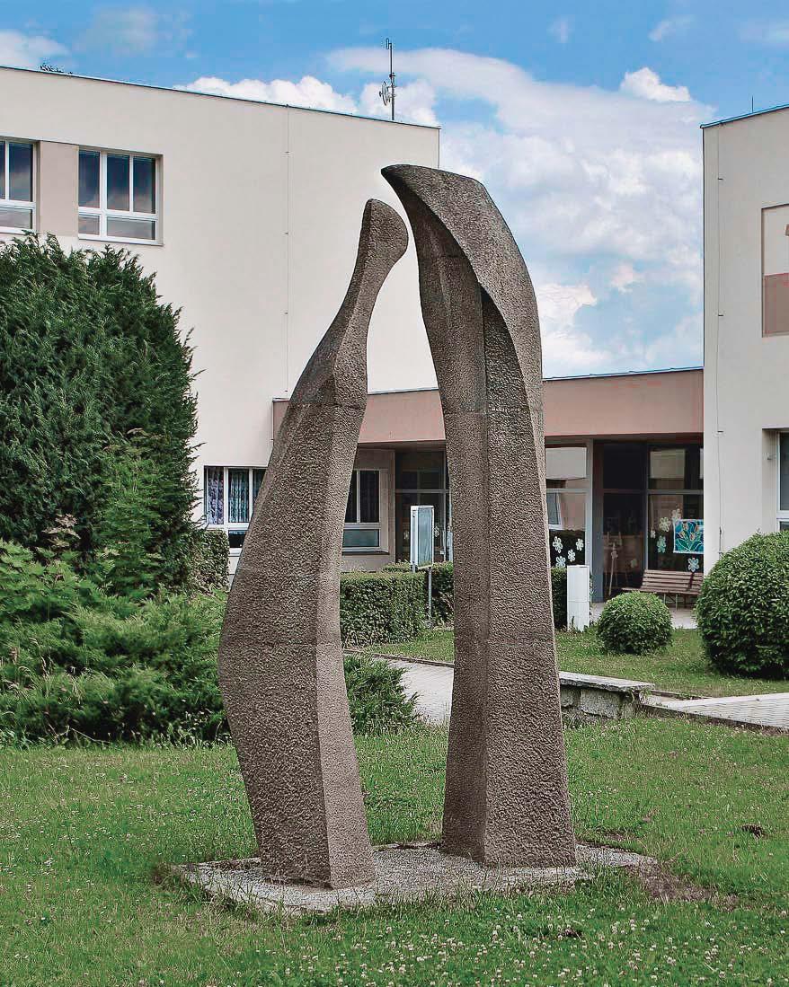 [Obr. 92] Rodina, pískovec, realizace modelu, instalováno 1977, 200 350 cm, umístěno v Karlových Varech- -Staré Roli.