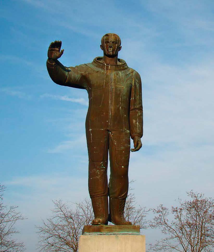 [Obr. 94] Jurij Alexejevič Gagarin, společná práce, odlito do bronzu roku 1975, v. 350 cm. Původně měla socha stát v Karlových Varech, na vyvýšeném místě s oblohou v pozadí.