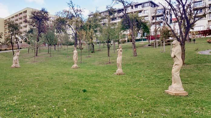Lankáše a opět Sedící žena Jana Kodeta; 10 zbylých pět podstavců bylo rezervováno pro plastiky, které měly být pořízeny v budoucnosti.