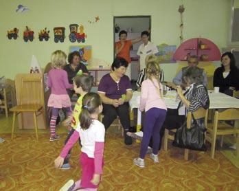 Na přátelské utkání v tělocvičně navázala návštěva žáků 1. třídy ZŠ Rapotín v naší MŠ, kde byly na programu předvánoční zpívánky.
