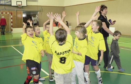 Celkem tak v devíti zápasech po deseti minutách shlédli diváci zajímavé boje o každý míč, které vyústily v tyto výsledky: Skupina A: Skupina B: 1. místo MŠ Skleněnka Rapotín 1. místo 1.