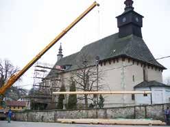 kované branky a pokračují restaurátorské práce na bočním oltáři Panny Marie Lurdské.