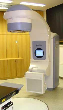 Radioterapie Simulátor Speciální rentgenový nebo CT přístroj sloužící k přesnému zaměření ložiska, které má být ozářeno.
