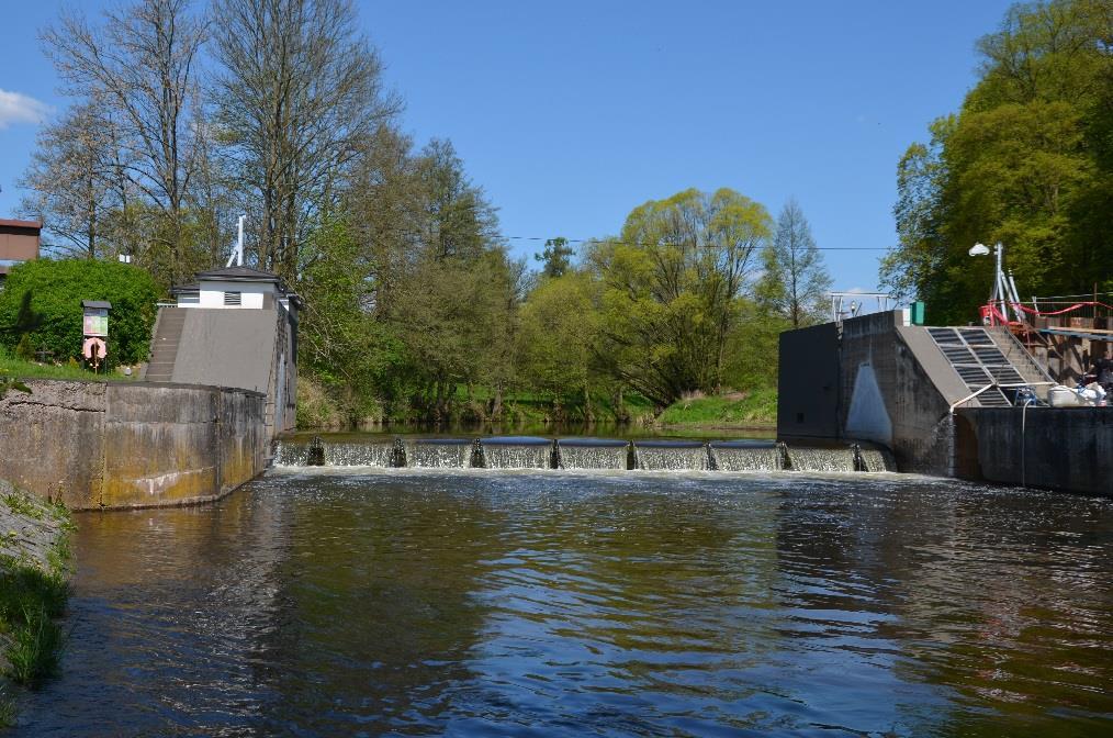 Obrázek 2.2 Jez ve Zlíči (pohled proti proudu) V roce 2007 byla provedena rekonstrukce vodního díla Rozkoš včetně rozdělovacího objektu na základě výpočtů z programů Hydrocheck 1 a Hydrocheck 2.