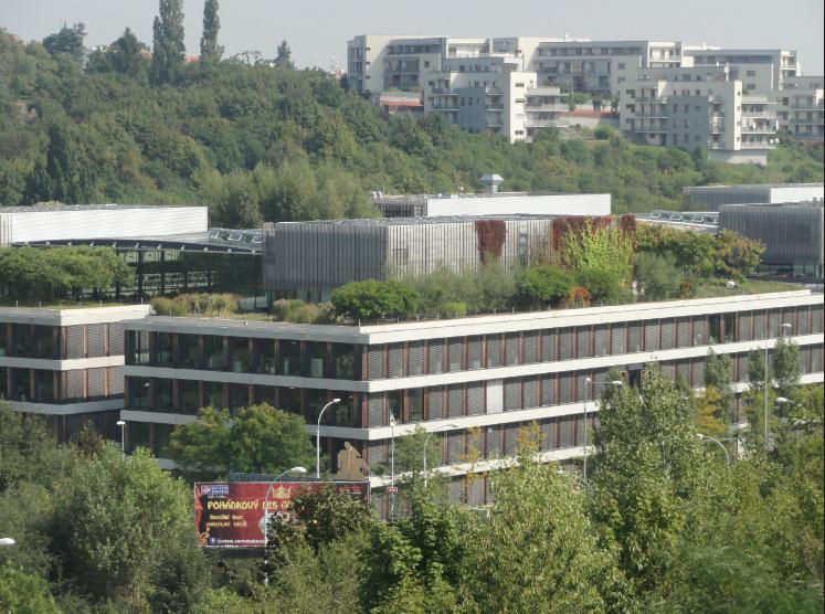 42 Pracovní návrh Příklady realizovaných projektů Zelené střechy a fasády Obr.