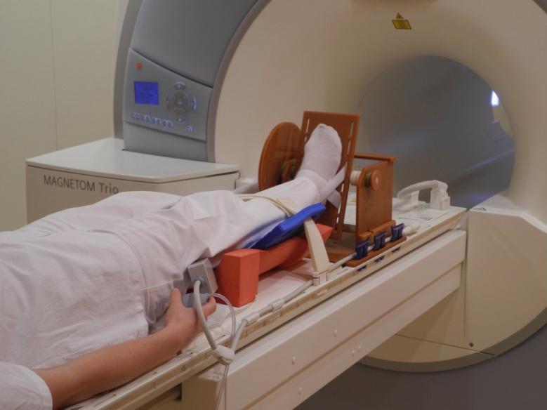 3.2 Experimentální vybavení 3.2.1 Tomograf magnetické rezonance Veškerá měření probíhala na MR tomografu Magnetom TRIO od firmy SIEMENS.