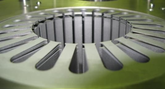 Statorové plechy se lisují z tabulí nebo pásů, kdy prvním krokem je vystřižení kruhového mezikruží a pokračuje se lisováním drážek. U malých strojů se toto děje jediným postupovým střihadlem.