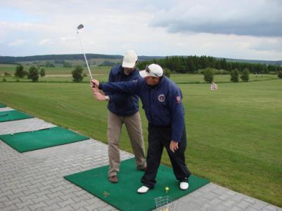 místo: Bohumír Zajíček GOLFOVÁ AKADEMIE Pro zájemce o tento sport byla připravena golfová akademie, kde si účastníci pod dozorem profesionálních trenérů vyzkoušeli dlouhé odpaly, krátké příhry a