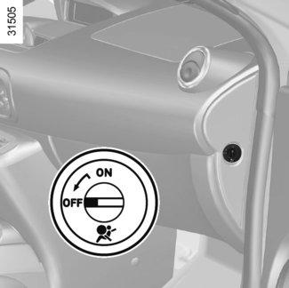 BEZPEČNOST DĚTÍ: deaktivace/aktivace airbagu předního spolujezdce (1/3) 1 2 VÝSTRAHA Vymrštění airbagu spolujezdce se vylučuje s umístěním dětské sedačky zády ke směru jízdy.