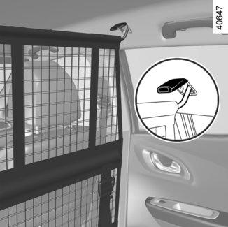 Instalace dělicí síťky za přední sedadla Na obou stranách uvnitř vozidla: zvedněte kryt 1, abyste získali přístup k uchycovacím