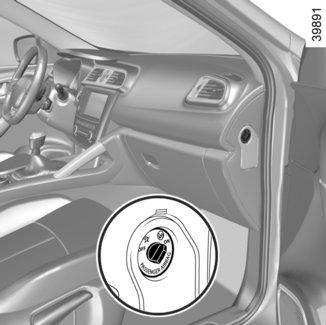 BEZPEČNOST DĚTÍ: deaktivace, aktivace airbagu předního spolujezdce (3/3) 1 2 Provozní závady V případě poruchy systému aktivace/deaktivace airbags předního spolujezdce je instalace dětské sedačky