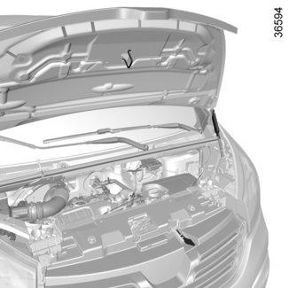 KAPOTA MOTORU (2/2) Zavření kapoty Přesvědčte se, že v motorovém prostoru nejsou žádné cizí předměty. Při zavírání uchopte kapotu uprostřed, sklopte ji a ve výšce přibližně 30 cm nad zámkem ji pusťte.