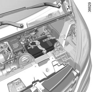 AKUMULÁTOR: odtah vozidla (2/2) Spouštění motoru akumulátorem z jiného vozidla Pokud pro spuštění motoru musíte použít akumulátor jiného vozidla, obstarejte si vhodné elektrické kabely (velký průřez)