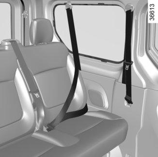 BEZPEČNOSTNÍ PÁSY (3/5) 8 7 9 11 13 10 12 Boční zadní bezpečnostní pásy V první řadě vzadu používejte povinně bezpečnostní pásy 8.