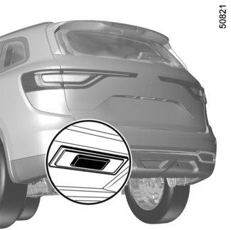 KARTA RENAULT: použití (2/4) Odemknutí v automatickém režimu S kartou RENAULT v oblasti 1, stiskněte tlačítko 2 na rukojeti jedněch ze dvou předních dveří nebo tlačítko 3 na dveřích zavazadlového