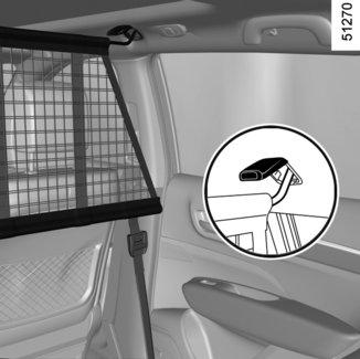 Instalace dělicí síťky za přední sedadla Na obou stranách uvnitř vozidla: Ke kotvicímu bodu získáte přístup zvednutím krytu 1.
