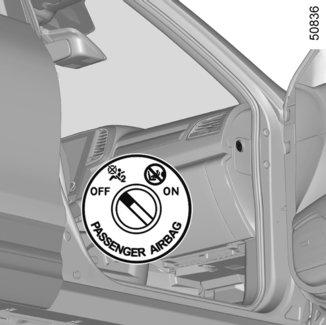 BEZPEČNOST DĚTÍ: deaktivace a aktivace airbagu spolujezdce (1/3) 1 2 Deaktivace airbags předního spolujezdce (u vozidel, která jsou jimi vybavena) Než dětskou sedačku upevníte k sedadlu spolujezdce,