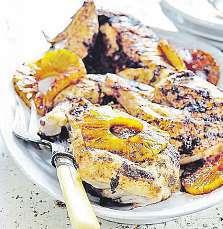Pokud vněm nějaké kosti zůstanou, vůbec nevadí. Například stehýnka stačí podél kosti naříznout ataké jakoby rozevřít do plochy. Grilovací směs si sami připravíme vhmoždíři, ať se krásně rozvoní.