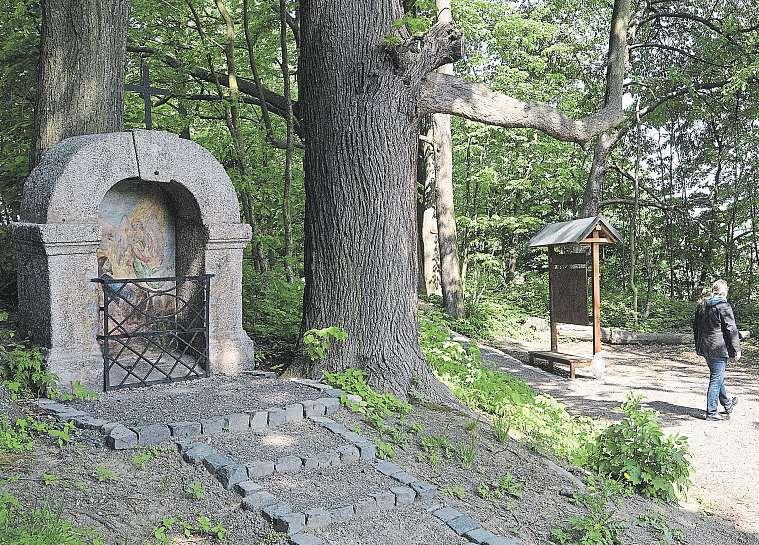 2 18. května 2018 Liberecko Chodníky, studánka, poustevna. Křížová cestaopět prokoukla Ve Frýdlantu zrekonstruovali zanedbanou azpustlou kalvárii zroku 1737 na Kostelním vrchu.