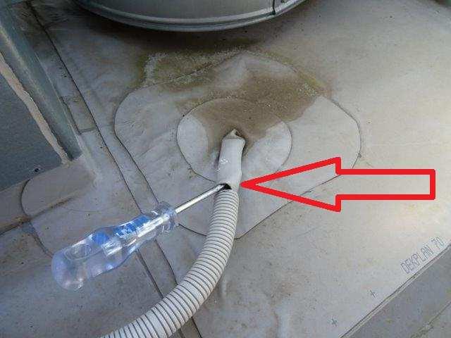 Detail napojení fasády na chrlič je netěsný.