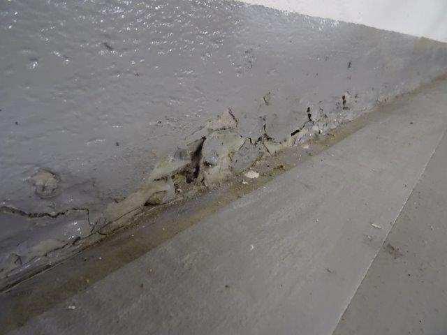 - Vlhkostní poruchy stěna u parkovacích stání 10 12 (foto /84/ ). - Vlhkostní poruchy stěna u parkovacích stání 34 38 (foto /85/ ).