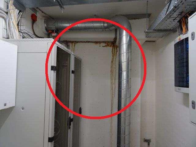 konstrukci v elektrorozvodně vedle vstupu z garáží