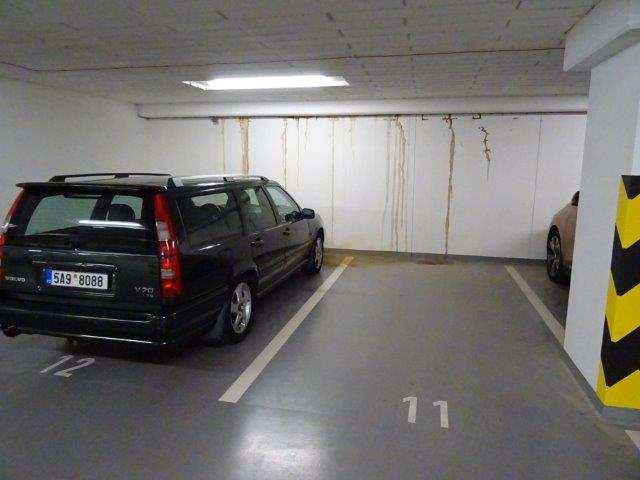 /84/ Vlhkostní poruchy stěna u parkovacích stání