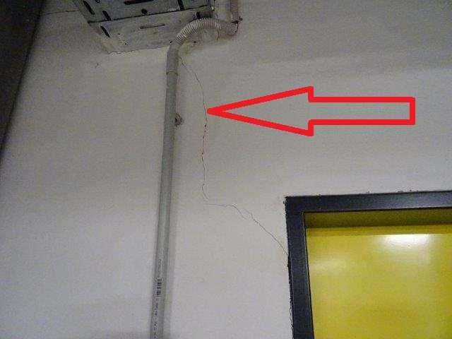 Trhlina v rohu dveří do elektro rozvodny vedle vstupu z 2.