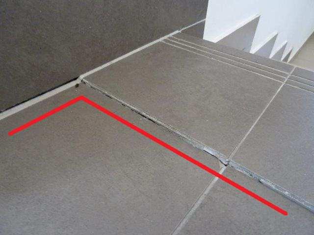 Lokálně dochází na chodbách k odlepování keramického soklu (foto /100/ - foto /101/ ) nebo k odlepování dlažby na podlaze, případně na schodišti (foto /102/, foto /103/ ).