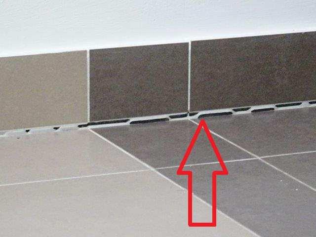 6.NP objektu Petržílkova 7 foto /100/ Odlup keramického soklu