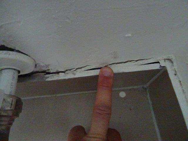 foto /101/ Odlup keramického soklu v 5.