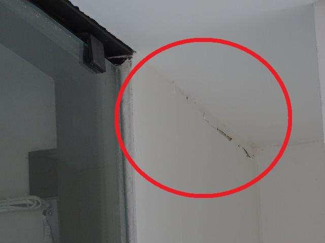 NP Petržílkova 9 trhlina u interiérového okna (mezi chodbou a bytovou jednotkou) u BJ 1027 (z rohu ke stropu) v 2.NP Petržílkova 9 trhlina svislá na stěně vlevo od BJ 1025 v 2.