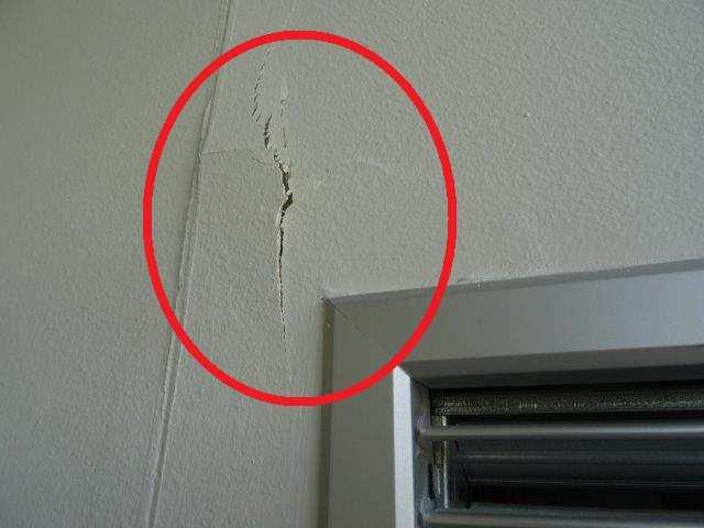 foto /111/ Petržílkova 7 trhlina v rohu větrací mřížky instalační šachty za výtahem na mezipodestě mezi 5.NP a 4.NP foto /112/ Seydlerova 6 svislá trhlina pod schodištěm v 2.