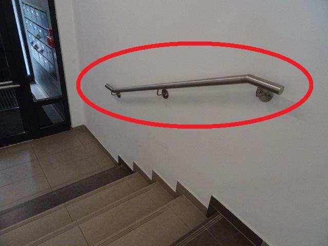 NP k východu z objektu, Petržílkova 1 foto /120/ Chybějící matice u kotvení pravého madla u vyrovnávacího schodiště z 1.