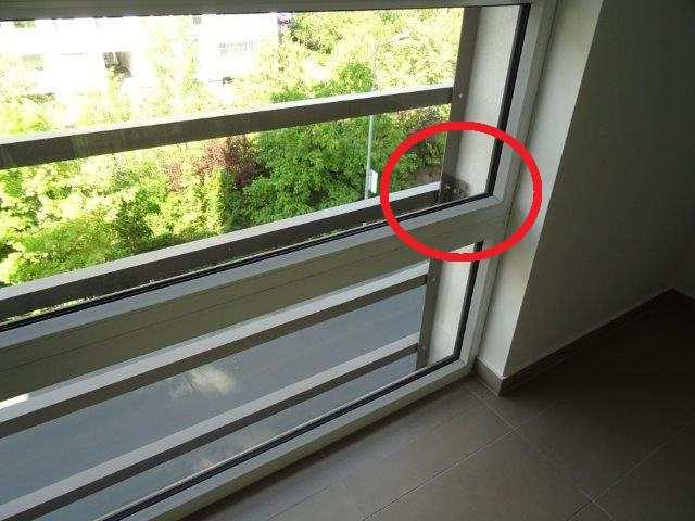 foto /121/ Uvolněné kotvení venkovního žebříku