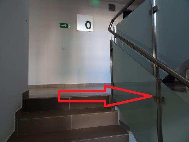 PP objektu Petržílkova 9 byl v prostoru pod dilatací zjištěn výskyt vlhkostních poruch (foto /132/ ).